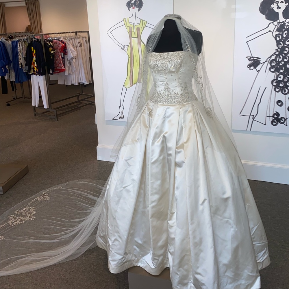 Designer wedding dress! Never been worn or altered! Reem Acra one of a kind